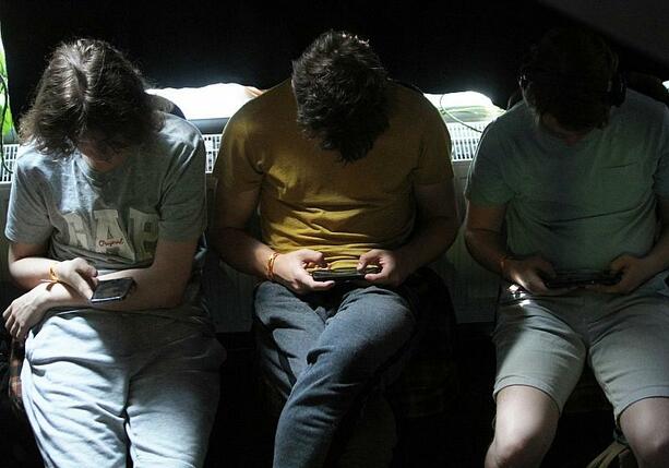 Bild vergrößern: Deutsche nutzen Smartphones im Schnitt 2,5 Stunden pro Tag