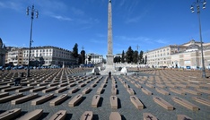 Mehr als tausend Särge aus Pappe prangern in Rom tödliche Arbeitsunfälle an