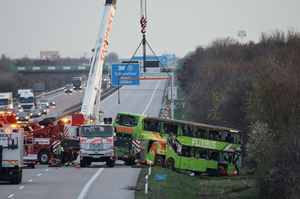 Bild vergrößern: Nach schwerem Busunfall bei Leipzig: Identität von drei der vier Toten geklärt