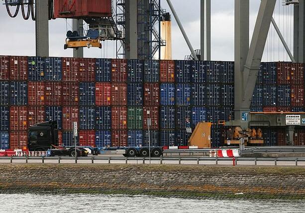 Bild vergrößern: Containerumschlag zeigt Belebung in europäischen Häfen