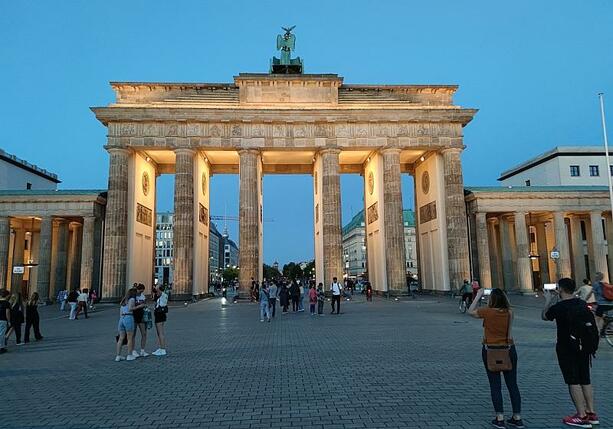 Bild vergrößern: Montag um 0 Uhr wird am Brandenburger Tor gekifft