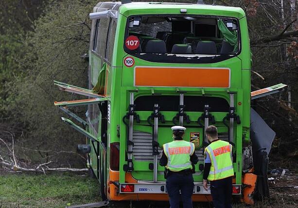 Bild vergrößern: Nach tödlichem Busunfall: CDU-Politiker fordert Konsequenzen