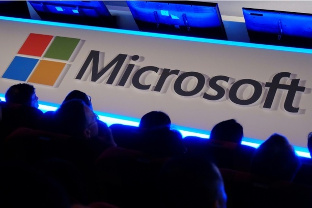 Bild vergrößern: Microsoft investiert 1,5 Milliarden Dollar in KI-Unternehmen der Emirate