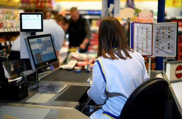 Bild vergrößern: Bargeldauszahlung an der Supermarktkasse immer beliebter - Summe 2023 gestiegen