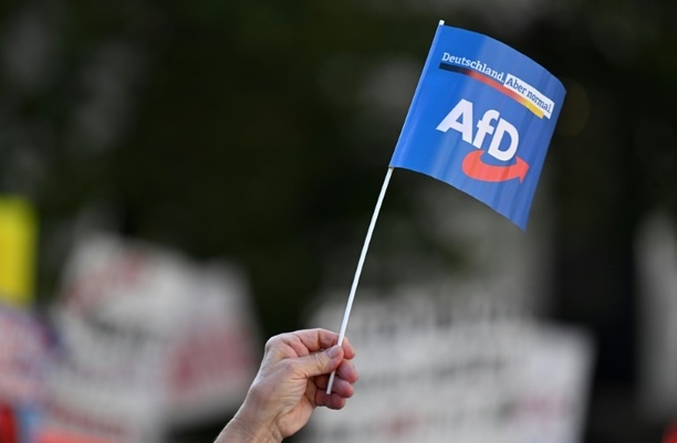 Bild vergrößern: Ermittler durchsuchen Landesgeschäftsstelle der niedersächsischen AfD