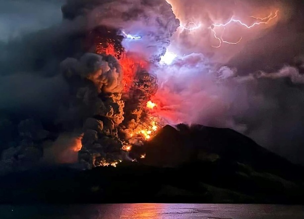 Bild vergrößern: Tausende müssen nach Vulkanausbruch in Indonesien in Sicherheit gebracht werden