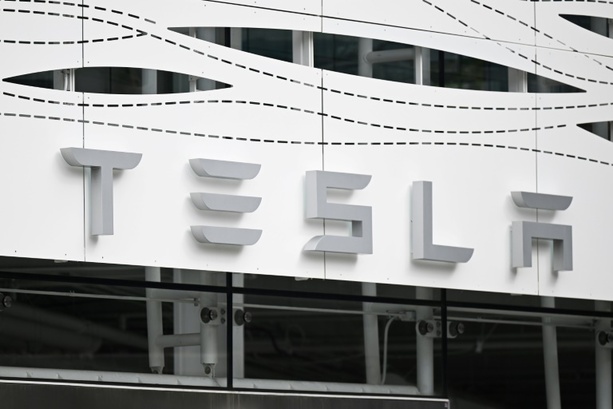 Bild vergrößern: Entlassungen bei Tesla: Unternehmen will Mitarbeitende informieren