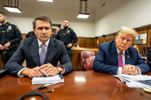 Bild vergrößern: Jury für US-Strafprozess gegen Trump komplett - Mann zündet sich vor Gericht selbst an