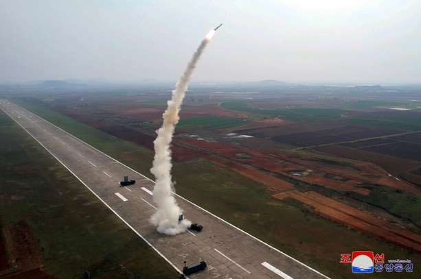 Bild vergrößern: Staatsmedien: Nordkorea testet supergroßen Sprengkopf
