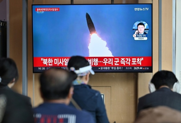 Bild vergrößern: Staatsmedien: Nordkoreas Machthaber Kim überwacht Übung für nuklearen Gegenangriff