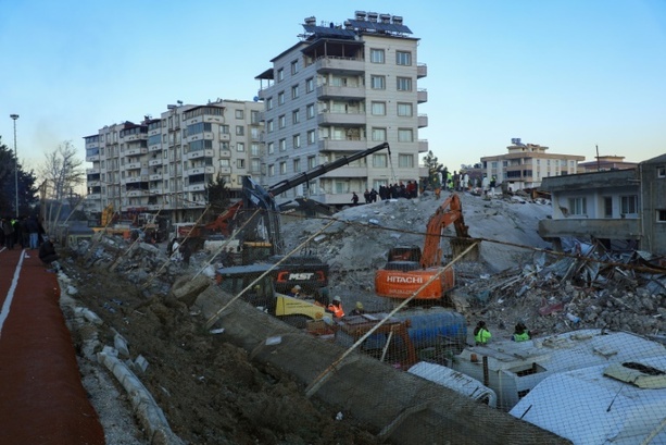 Bild vergrößern: Steinmeier zu Besuch in Erdbeben-Region in Südtürkei