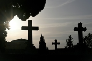 Gericht: Auffallend farbige Grabskulptur auf Friedhof nicht gestattet