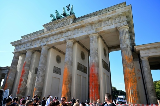 Bild vergrößern: Farbattacke auf Brandenburger Tor: Bewährungsstrafen für drei Klimaaktivisten