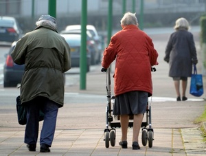 Frauen ab 65 Jahren erhalten ber ein Viertel weniger Alterseinknfte als Mnner