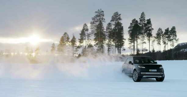 Bild vergrößern: Range Rover Electric  - Schneller gegen Schlupf