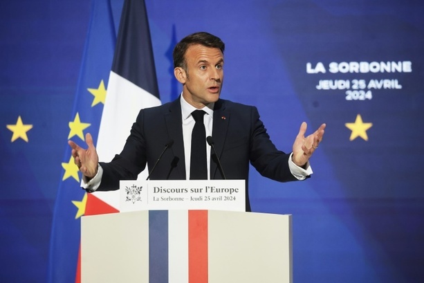 Bild vergrößern: Frankreichs Präsident Macron fordert europaweite Online-Mündigkeit ab 15 Jahren