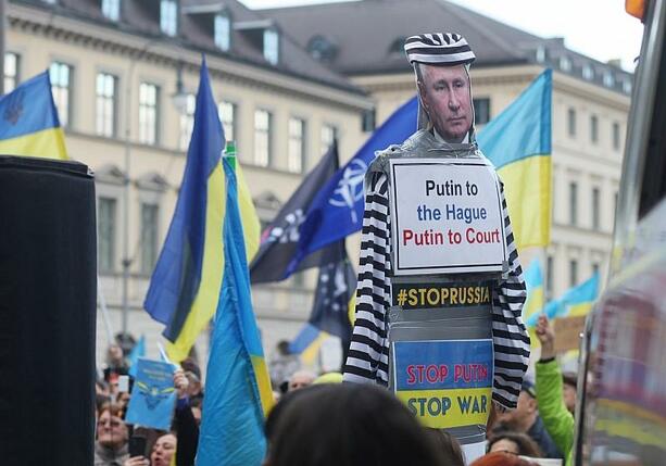 Bild vergrößern: Ukraine: Vertragsentwurf aus 2022 sah Zugeständnisse an Putin vor