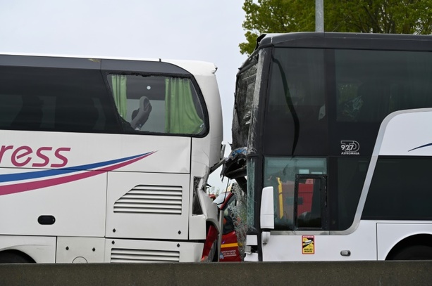 Bild vergrößern: Deutsche und französische Schulkinder bei Busunfall in Frankreich verletzt