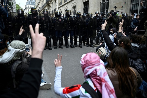 Bild vergrößern: Nach Gedränge: Pariser Studenten beenden Protest gegen Krieg im Gazastreifen