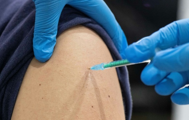 Bild vergrößern: Klage wegen angeblichen Corona-Impfschadens scheitert vor Landgericht Karlsruhe
