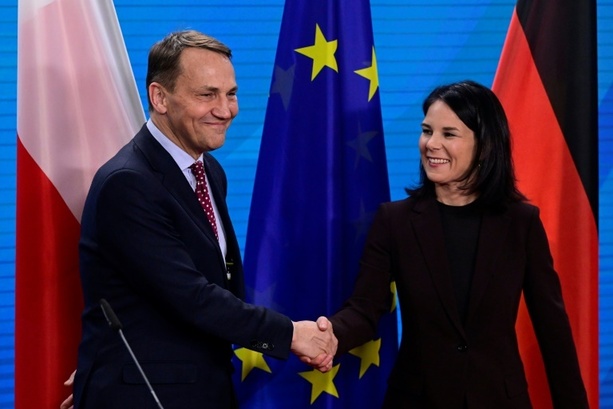 Bild vergrößern: 20 Jahre EU-Erweiterung: Baerbock trifft polnischen Außenminister Sikorski