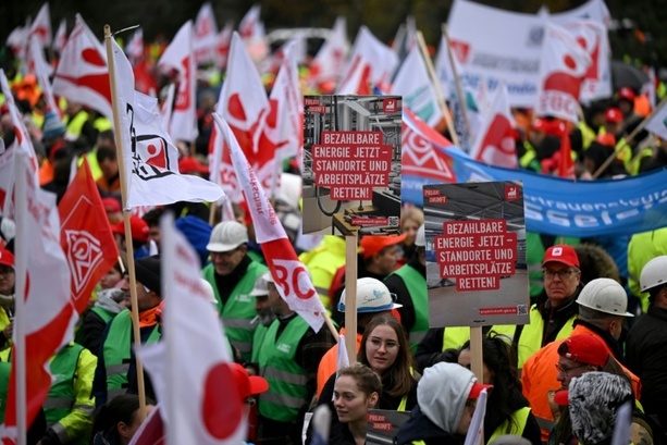 Bild vergrößern: Tag der Arbeit: Gewerkschaften fordern Tarifwende und bessere Arbeitsbedingungen