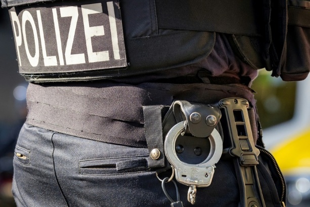 Bild vergrößern: Spezialkräfte nehmen in Nordrhein-Westfalen randalierenden Reichsbürger fest