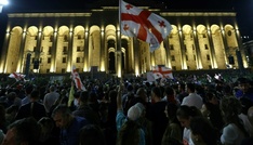 Zehntausende Menschen demonstrieren in Georgien gegen Gesetz zur 