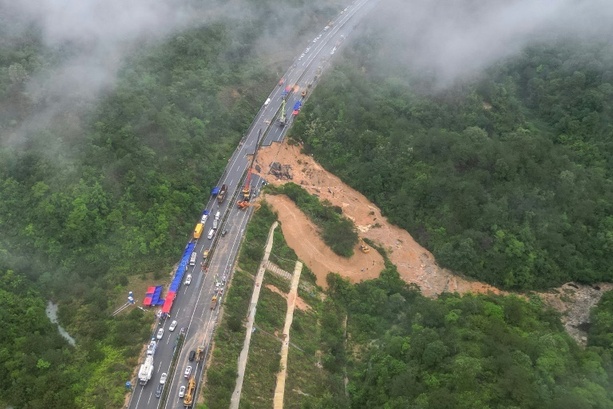 Bild vergrößern: Nach heftigem Dauerregen: 48 Tote nach Teileinsturz von Autobahn in China
