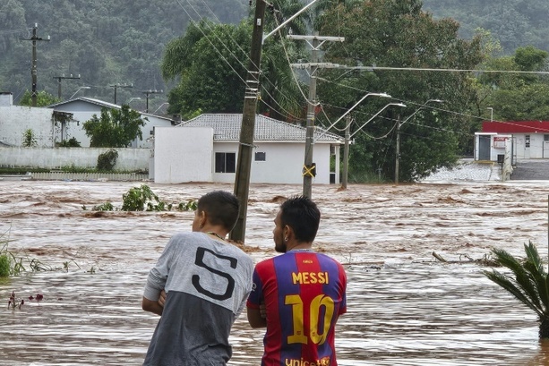 Bild vergrößern: Tote und Zerstörungen durch schwere Überschwemmungen im Süden Brasiliens