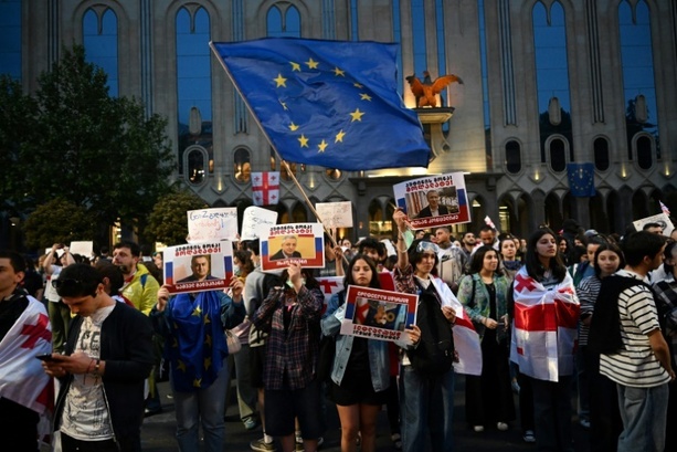 Bild vergrößern: Zehntausende Menschen protestieren in Georgien gegen russisches Gesetz