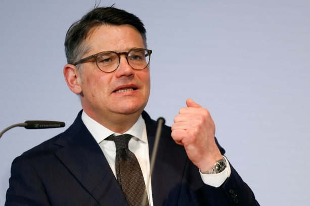Bild vergrößern: Hessens Ministerpräsident Rhein fordert konsequenteres Vorgehen gegen Islamisten-Demos
