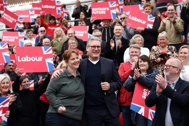 Bild vergrößern: Oppositionelle Labour-Partei triumphiert bei Kommunalwahlen in Großbritannien