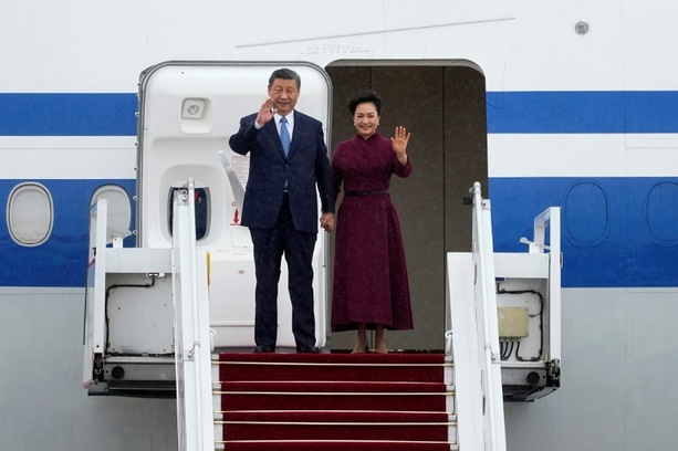 Bild vergrößern: Xi zu erster Europareise seit Corona-Pandemie in Paris eingetroffen