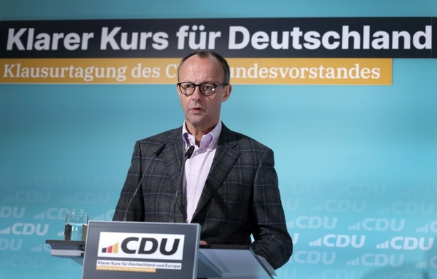 Bild vergrößern: CDU-Chef Merz weist Spekulationen über mögliche Koalitionen entschieden zurück