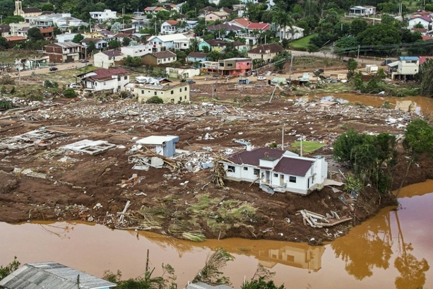Bild vergrößern: Rennen gegen die Zeit zur Rettung weiterer Menschen vor Überschwemmungen in Brasilien