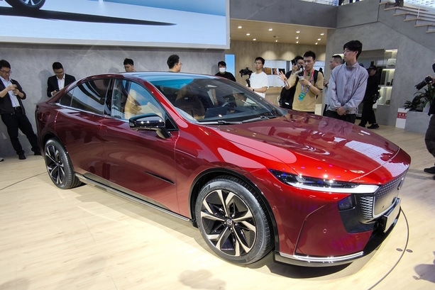 Bild vergrößern: Mazda EZ-6 - Der neue 6 fährt elektrisch