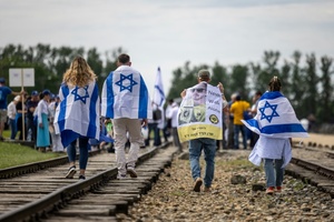 Auschwitz: Hamas-Opfer und Holocaust-berlebende gehen 