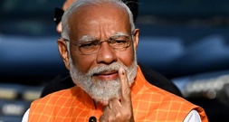 Indiens Regierungschef Modi gibt Stimme bei sechswöchiger Parlamentswahl ab