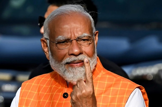 Bild vergrößern: Indiens Regierungschef Modi gibt Stimme bei sechswöchiger Parlamentswahl ab