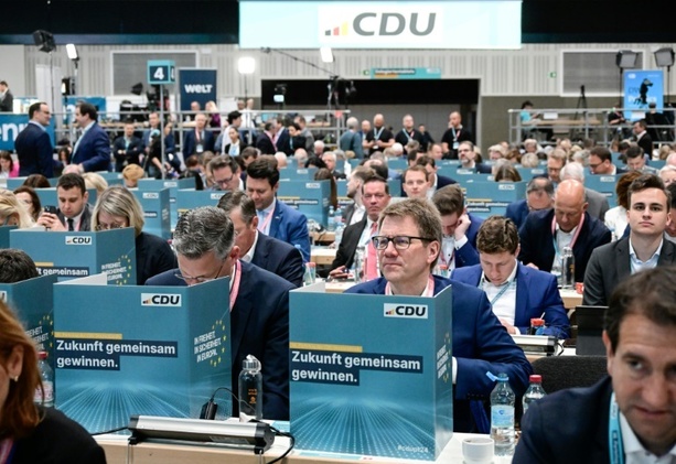 Bild vergrößern: CDU-Parteitag nimmt neues Grundsatzprogramm einstimmig an