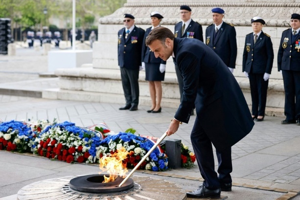 Bild vergrößern: Macron erinnert bei Gedenkfeier in Paris an Ende des Zweiten Weltkriegs