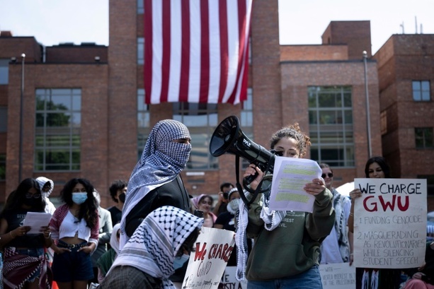 Bild vergrößern: Polizei räumt pro-palästinensisches Camp an Universität in Washington