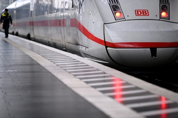 Bild vergrößern: Mann lässt sich im Bahnhof Hamm von Zug überrollen und bleibt unversehrt
