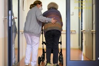 Tag der Pflegenden: Rufe nach Entlastung von Pflegekräften und Angehörigen