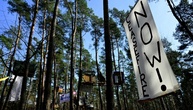 Baumhäuser von Protestcamp nahe Tesla-Werk in Brandenburg dürfen vorerst bleiben