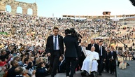 Kirchenoberhaupt wieder auf Reisen: Papst bei Friedensforum in Verona