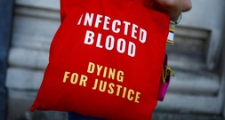Britischer Regierungschef Sunak entschuldigt sich nach Skandal um Blutkonserven