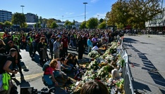 Ein Jahr nach Einsturz von Bahnhofsdach in Serbien: Zehntausende Menschen gedenken der Opfer
