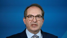 Bundesinnenminister Dobrindt will offensiveren Umgang mit Cyberangriffen